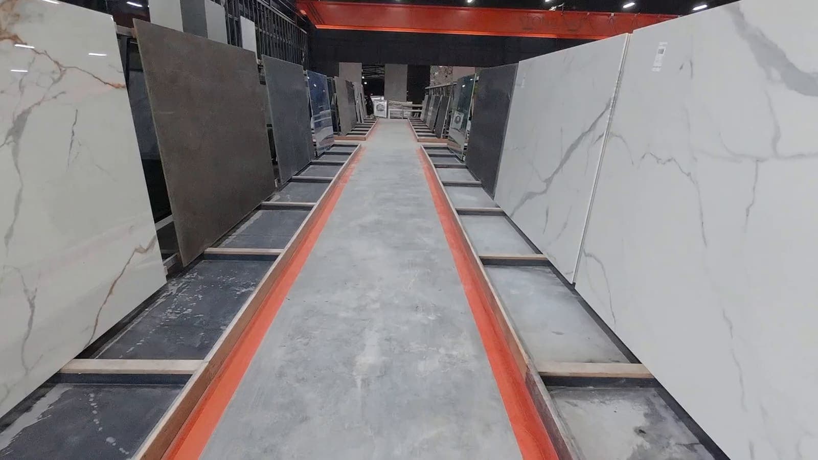 Tesiste dizili işlenmiş plakalar